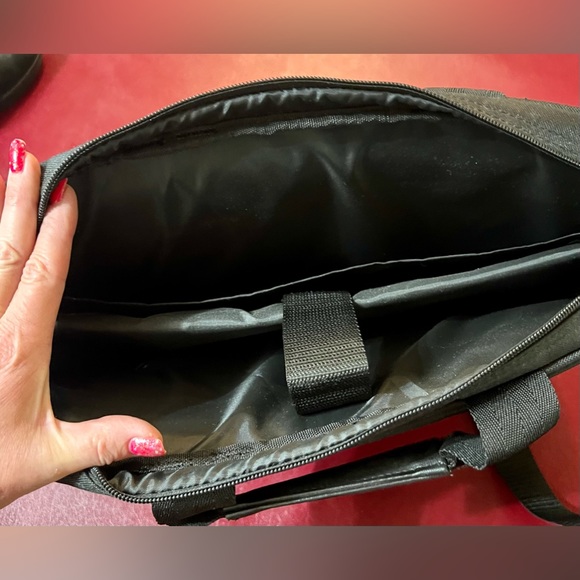 NWT black laptop carrying case with shoulder strap - Picture 4 of 6